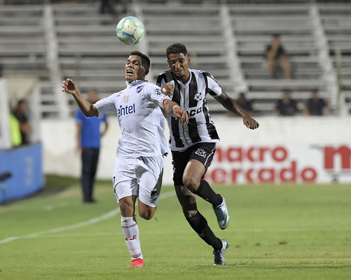 Brian Ocampo, de Nacional, y Juan Izquierdo, de Wanderers, durante el partido por la tercera fecha del campeonato apertura 2020, el 8 de marzo, en el Parque Alfredo Víctor Viera.
 · Foto: Sandro Pereyra