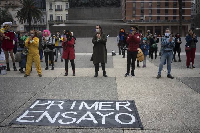 Intervención en la Plaza Independencia de artistas y trabajadores de la cultura en reclamo por su situación laboral · Foto: Mariana Greif