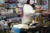 Venta de mascarillas en la Farmacia Antártida, en el centro de Montevideo,
· Foto: Mariana Greif Venta de mascarillas en la Farmacia Antártida, en el centro de Montevideo,
· Foto: Mariana Greif