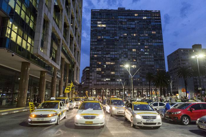 Protesta del sindicato del taxi (SUATT) frente a la Torre Ejecutiva (archivo, abril de 2020)
 · Foto: Ernesto Ryan