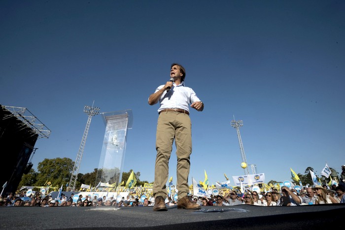 Luis Lacalle Pou, durante el acto de lanzamiento de su campaña como precandidato presidencial del Partido Nacional, en el Parque Viera (archivo, marzo de 2019).
 · Foto: Federico Gutiérrez