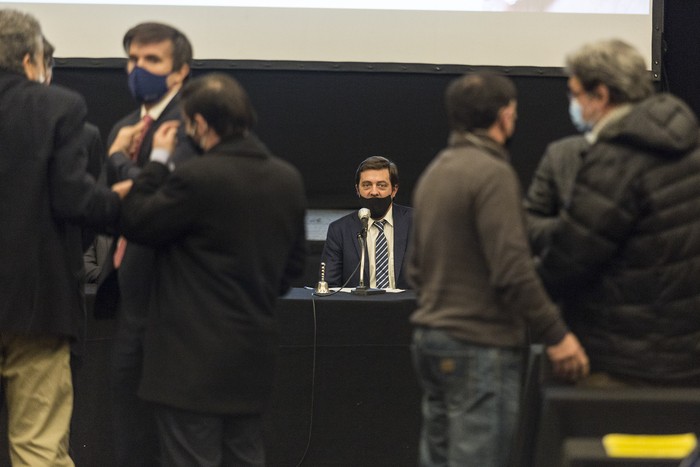 El presidente de la Asociación Uruguaya de Fútbol, Ignacio Alonso, durante un cuarto intermedio del Congreso.  · Foto: .