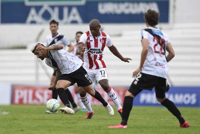 Matías Jones, de Danubio, Ribair Rodríguez, de River Plate, en el estadio Jardines del Hipódromo, María Mincheff de Lazaroff. · Foto: Fernando Morán Matías Jones, de Danubio, Ribair Rodríguez, de River Plate, en el estadio Jardines del Hipódromo, María Mincheff de Lazaroff. · Foto: Fernando Morán