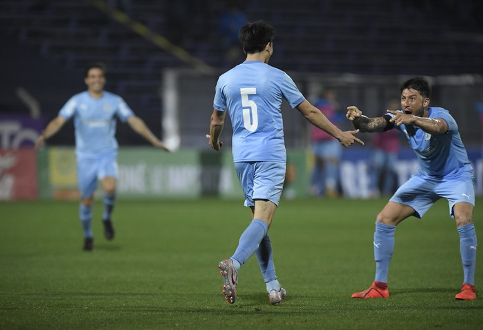 Franco Pizzichillo, de Torque, y Álvaro Brun, capitán de Torque, tras el gol de Pizzichillo.  · Foto: Sandro Pereyra