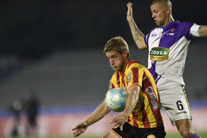 Federico Laens, de Progreso, y Leonardo Coelho, de Fénix, en estadio Charrúa. · Foto: Fernando Morán