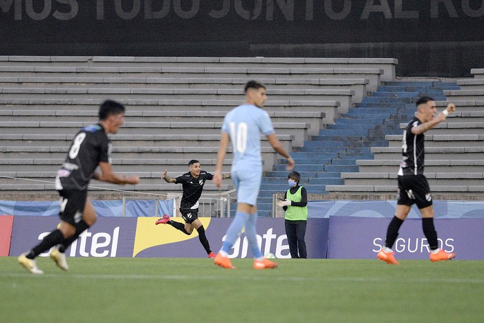 Rodrigo Piñeiro (C), luego de convertir el primer gol para Danubio ante Torque, el 14 de agosto, en el estadio Charrúa.  · Foto: Alessandro Maradei