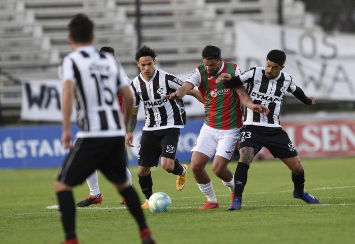  Ignacio Lores, de Wanderers, Maximiliano Cantera, de Deportivo Maldonado, y  Jonathan Barboza, de Wanderers,  en el Parque Alfredo Víctor Viera.  · Foto: Fernando Morán