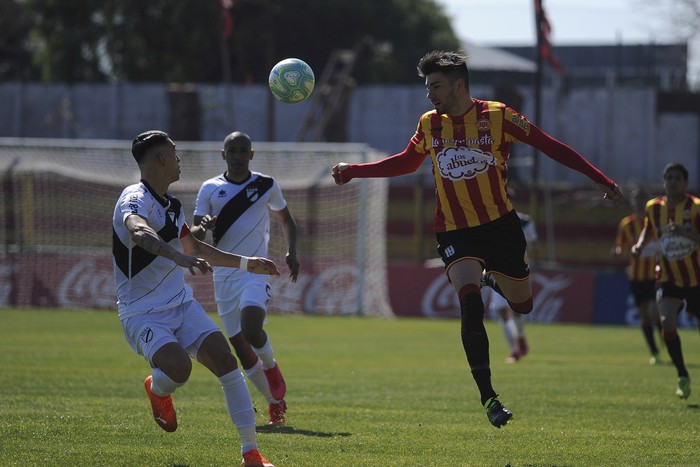 José Luis Rodríguez, de Danubio, y Alex Silva, de Progreo, en el Parque Paladino. 

 · Foto: Federico Gutiérrez