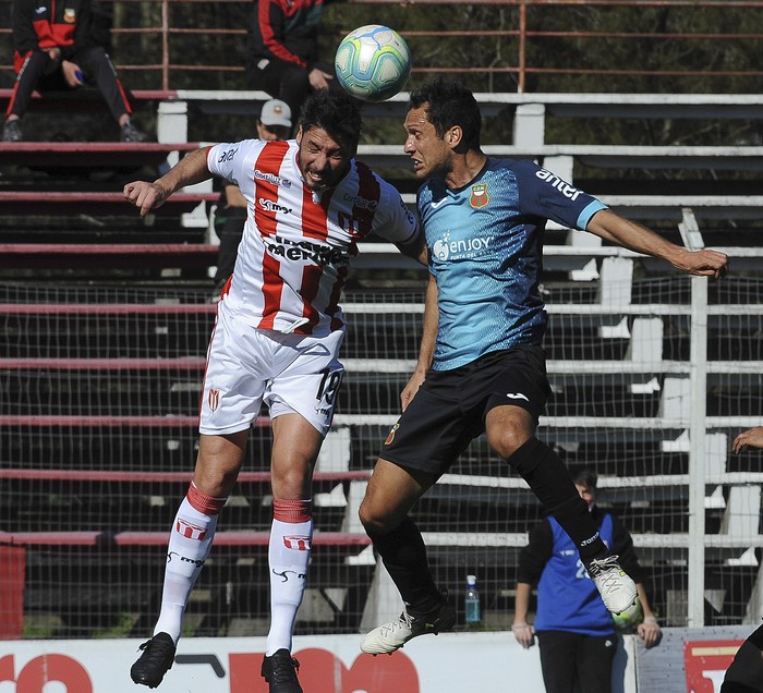 Juan Manuel Olivera, de River Plate, y Gaston Pagano, de Deportivo Maldonado, en el Parque Saroldi. 

 · Foto: Federico Gutiérrez