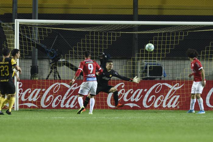 Cristian Olivera convirtió el primer gol en la remontada de Rentistas ante Peñarol, en el estadio Campeón del Siglo. 

 · Foto: Fernando Morán