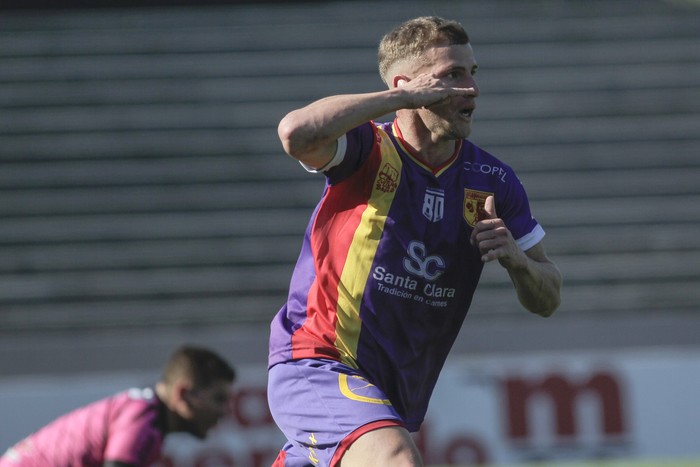 Christian Tizón, de Villa Española tras el primer gol a Sudamérica, en el Estadio Charrúa. · Foto: . Christian Tizón, de Villa Española tras el primer gol a Sudamérica, en el Estadio Charrúa. · Foto: .