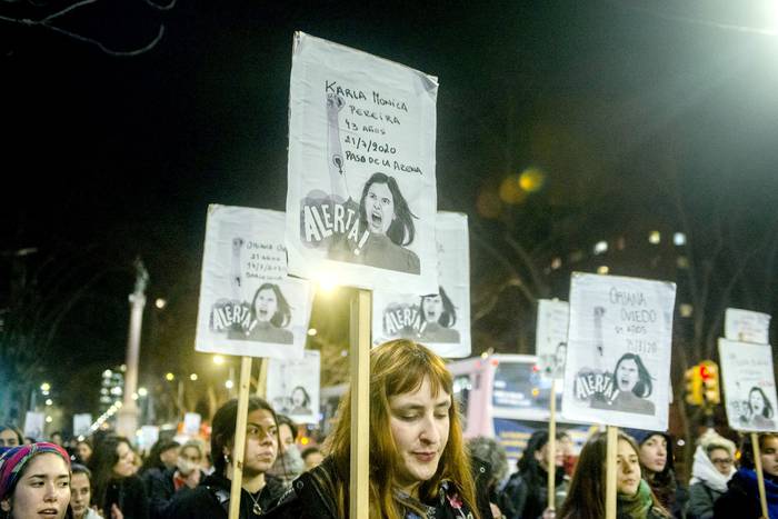 Movilización por un femicidio, avenida 18 de Julio de Montevideo (archivo, agosto de 2020). · Foto: Alessandro Maradei