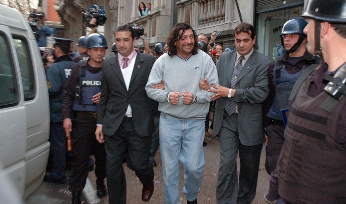 Gilberto Vazquez es retirado de la sede de Interpol luego de ser recapturado (archivo,  julio de 2006). · Foto: Sandro Pereyra