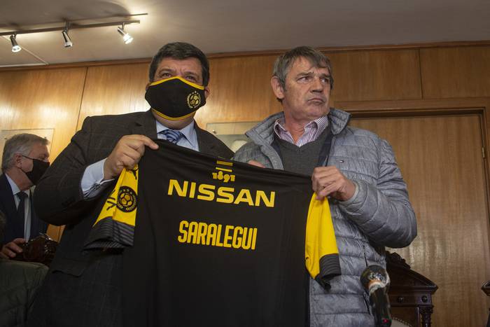 Jorge Barrera y Mario Saralegui, durante la conferencia de prensa, en el Palacio Peñarol.  · Foto: Alessandro Maradei