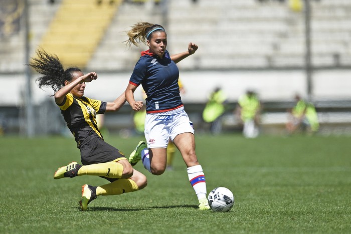 Idanis Mendoza, de Peñarol, y Luciana Gómez, de Nacional, durante un clásico en el estadio Campeón del Siglo. (archivo, noviembre de 2019)

 · Foto: Fernando Morán