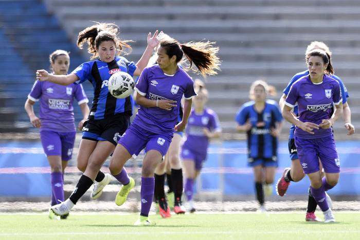 Kelly Rigau, de Liverpool, y Giovanna Yun, de Defensor Sporting, el domingo, en el Estadio Charrúa, en Montevideo.  · Foto: Fernando Morán