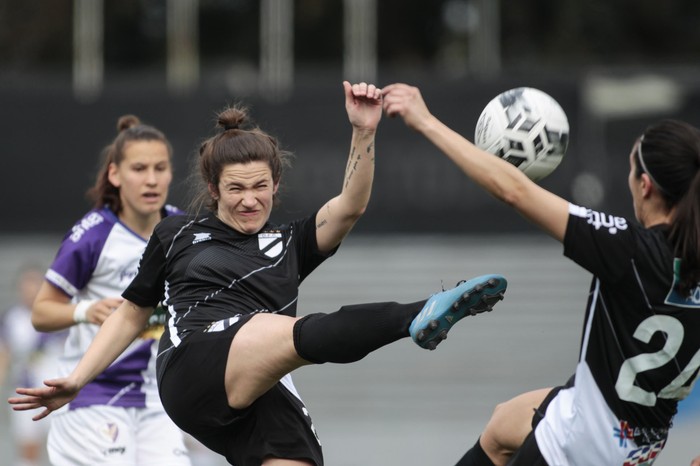 Paola Fitipaldi, de Danubio, durante un partido con Fénix, el 13 de setiembre, en el estadio Charrúa. · Foto: .