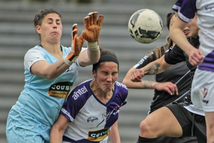 Jimena Alaniz y Pierina Montenegro, de Fenix, durante un partido con Danubio en el estadio Charrúa. (archivo setiembre de 2020) · Foto: .