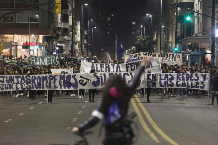 Marcha feminista bajo la consigna "Juntas rompemos el silencio", por la avenida 18 de julio, el 15 de setiembre.  · Foto: .