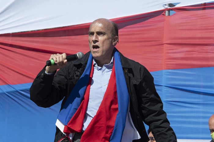 Daniel Martínez durante el acto de cierre de campaña del Frente Amplio, hacia las elecciones departamentales, este domingo, en el Parque Batlle.  · Foto: Sandro Pereyra