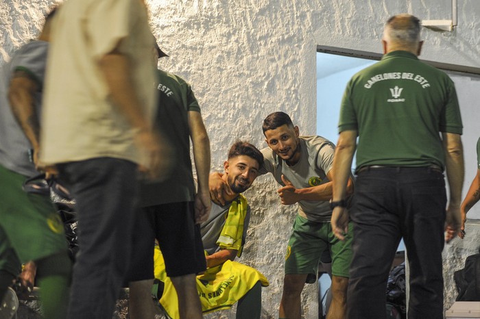 Whea Roldán y  Joaquín Martínez, de Canelones del Este, previo a enfrentar a Melo por la decimoséptima Copa Nacional de Selecciones, en el Estadio Felipe Maqueira, en Fray Marcos. (archivo, febrero de 2020) · Foto: Fernando Morán