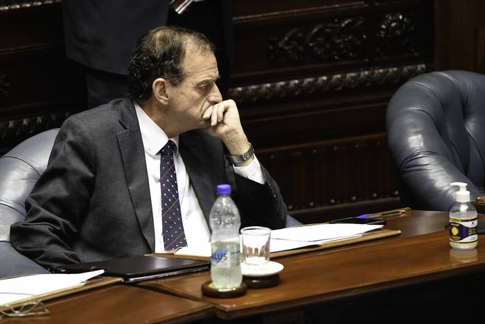 Guido Manini Ríos, durante una sesióne en la cámara de senadores, en el Palacio Legislativo (archivo, setiembre de 2020). · Foto: Federico Gutiérrez