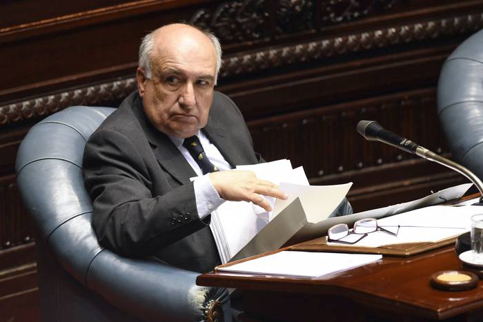 Guillermo Domenech, durante la sesión del senado que trata el desafuero de Guido Manini Ríos.  · Foto: Federico Gutiérrez