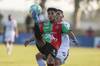 Leandro Lozano, de Boston River, y Brian Ocampo, de Nacional, ayer, en el estadio Abraham Paladino. · Foto: Ernesto Ryan Leandro Lozano, de Boston River, y Brian Ocampo, de Nacional, ayer, en el estadio Abraham Paladino. · Foto: Ernesto Ryan