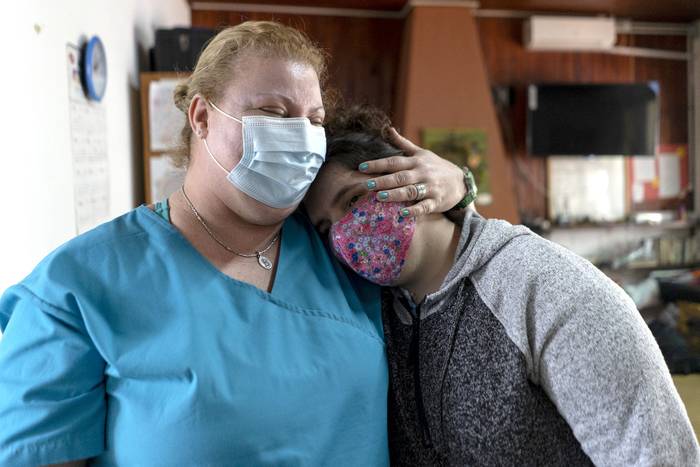 Lucia con Natalia, una de las enfermeras de la casa. · Foto: Mariana Greif