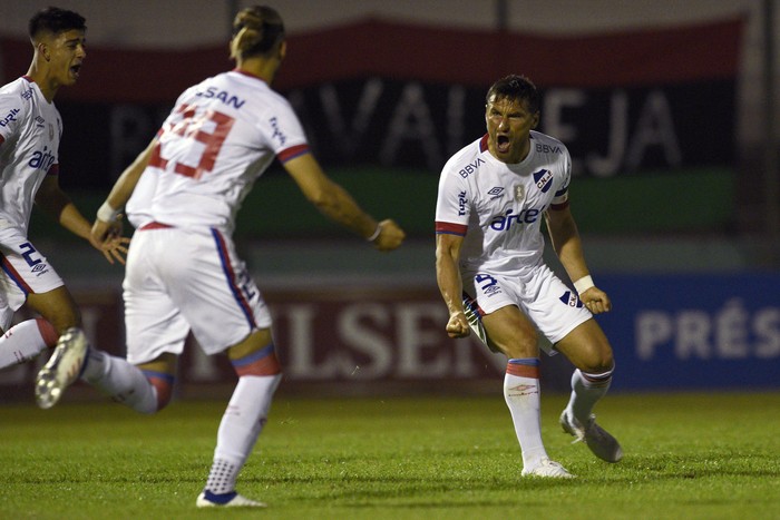 
Gonzalo Bergessio, capitán de Nacional, junto a Mathías Laborda y Thiago Vecino, de Nacional, tras el gol de Bergessio a Deportivo Maldonado, en el Estadio Domingo Burgueño, en Maldonado · Foto: Fernando Morán