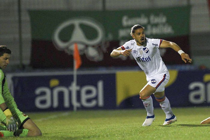 Danilo Lerda, y Thiago Vecino, tras el segundo gol de Nacional a Deportivo Maldonado, en el estadio Domingo Burgueño.  · Foto: Fernando Morán