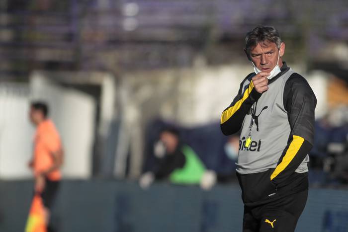 Mario Saralegui, el domingo, durante el partido Defensor Sporting - Peñarol, en el estadio Luis Franzini. · Foto: .
