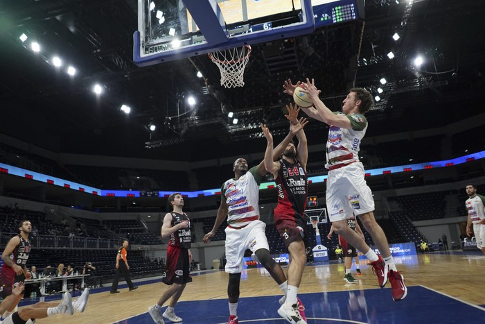 Al Thornton, de Aguada, Pablo Macanskas, de Olimpia, y Mateo Sarni, de Aguada, el lunes 9, en el Antel Arena. · Foto: Mariana Greif