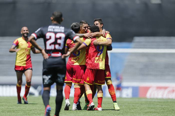 Los jugadores de Villa Española, tras gol de Pablo Silva.  · Foto: Mariana Greif