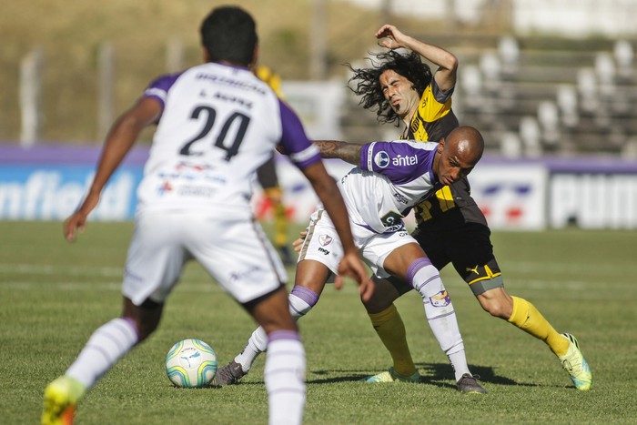 Ángel Rodríguez de Fénix y Matías Britos, de Peñarol, el 11 de noviembre en el Parque Capurro.
 · Foto: .