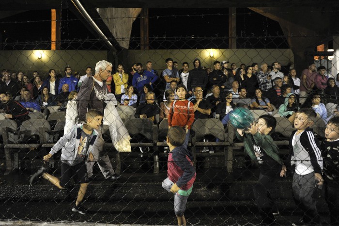Niños en la platea del estadio durante el juego entre Lavalleja y Canelones del Este por la 16a Copa Nacional de Selecciones, el 13 de enero de 2019, en el estadio Juan A. Lavalleja, en Minas. · Foto: Fernando Morán
