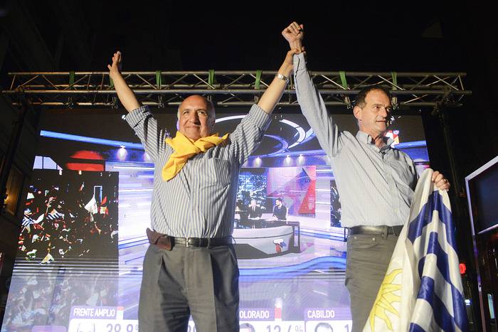 Guillermo Domenech y Guido Manini Ríos, el 27 de octubre, luego de conocerse los primeros resultados de las elecciones nacionales.  · Foto: Alessandro Maradei