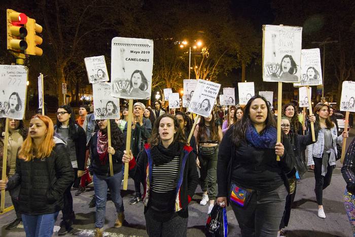 Alerta feminista, por la avenida 18 de Julio (archivo, octubre de 2019). · Foto: .