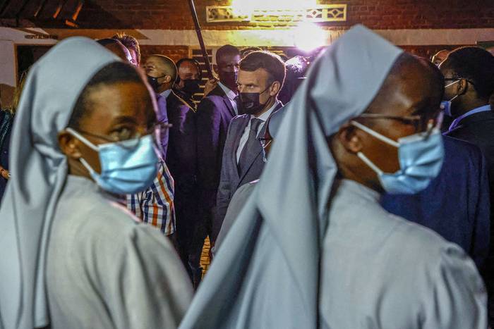 Emmanuel Macron, presidente francés, visita un centro de vacunación, ayer, en Kigali, Ruanda. 
 · Foto: Ludovic Marin, AFP