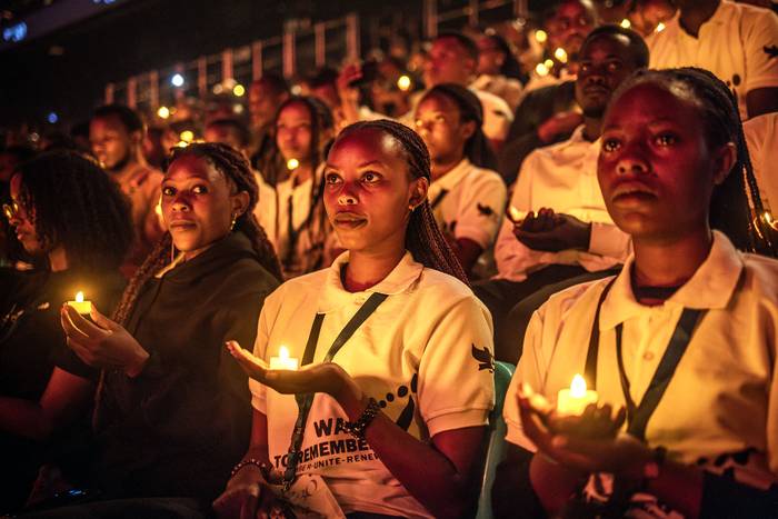 Vigilia durante las conmemoraciones del 30º aniversario del genocidio de Ruanda, este domingo, en el BK Arena de Kigali. · Foto: Luis Tato / AFP