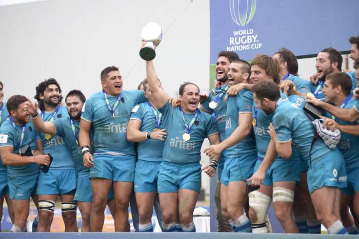 Los Teros, tras recibir el trofeo de campeón, de la World Rugby Nations Cup. 