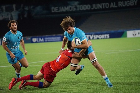 Evgeny Elgin, de Rusia, y Mateo Sanguinetti, y Rodrigo Silva, de Uruguay, en el Estadio Charrúa. · Foto: Mariana Greif Evgeny Elgin, de Rusia, y Mateo Sanguinetti, y Rodrigo Silva, de Uruguay, en el Estadio Charrúa. · Foto: Mariana Greif