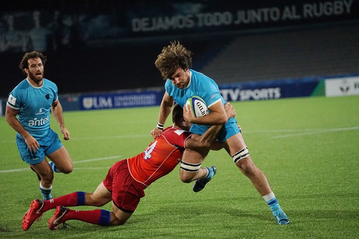 Evgeny Elgin, de Rusia, y Mateo Sanguinetti, y Rodrigo Silva, de Uruguay, en el Estadio Charrúa.  · Foto: Mariana Greif