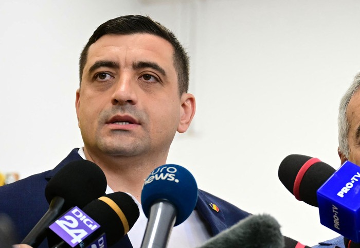 George Simion, líder del partido nacionalista soberanista Alianza para la Unión de los Rumanos, tras emitir su voto en la primera vuelta de las elecciones presidenciales, en Mogosoaia, el 4 de mayo. · Foto: Daniel Milhailescu / AFP