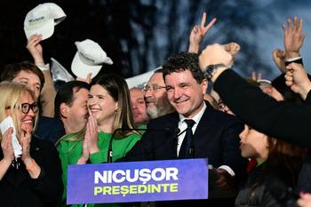 Nicusor Dan saluda a sus simpatizantes tras el anuncio de los resultados de las encuestas a pie de urna, el 18 de mayo, en Bucarest, Rumania. · Foto: Daniel Mihailescu, AFP