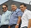 De izq. a der. Alfredo Lago, presidente de la ACA, y los productores arroceros Alfredo Furtado (padre) y Alfredo Furtado (hijo) durante la inauguración de la cosecha de arroz 2017, en Rocha. De izq. a der. Alfredo Lago, presidente de la ACA, y los productores arroceros Alfredo Furtado (padre) y Alfredo Furtado (hijo) durante la inauguración de la cosecha de arroz 2017, en Rocha.