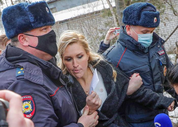 Policías rusos detienen a Anastasia Vasilyeva, jefa del sindicato Alianza de médicos, cerca de donde Alexei Navalny cumple su condena de prisión.
 · Foto: Sergei Ilnitsky, Efe