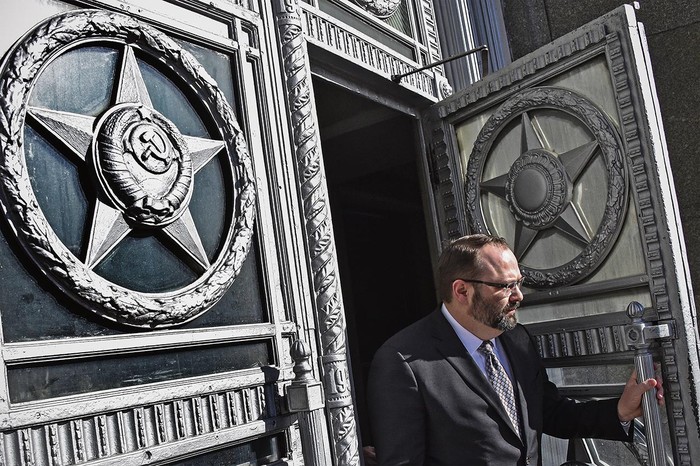 El embajador de Canadá en Rusia, John Kur, deja la sede del Ministerio de Asuntos Exteriores de Rusia en Moscú el 30 de marzo. Rusia había convocado a los embajadores de varias naciones, entre ellas Gran Bretaña, Francia, Alemania y Canadá, para informarles sobre medidas de represalia luego de una campaña coordinada del Reino Unido y sus aliados sobre un ataque de un agente nervioso a un ex espía. Foto: Vasily Maximov, AFP.