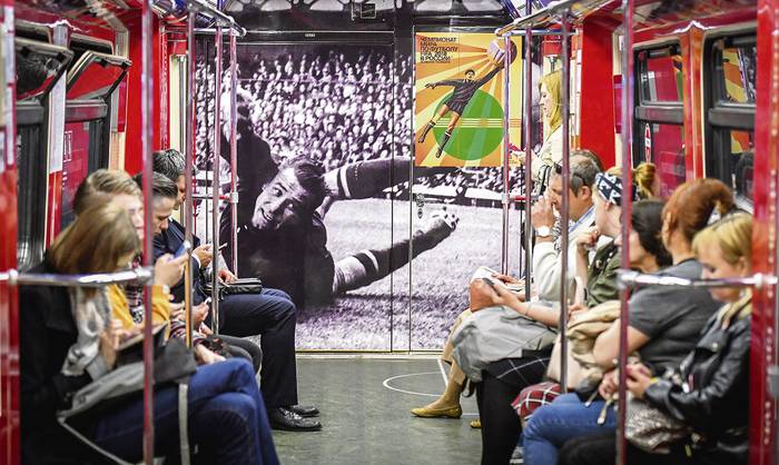 Metro decorado con una imagen del portero soviético Lev Yashin, ayer, en Moscú.
 · Foto: yuri Kadobnov