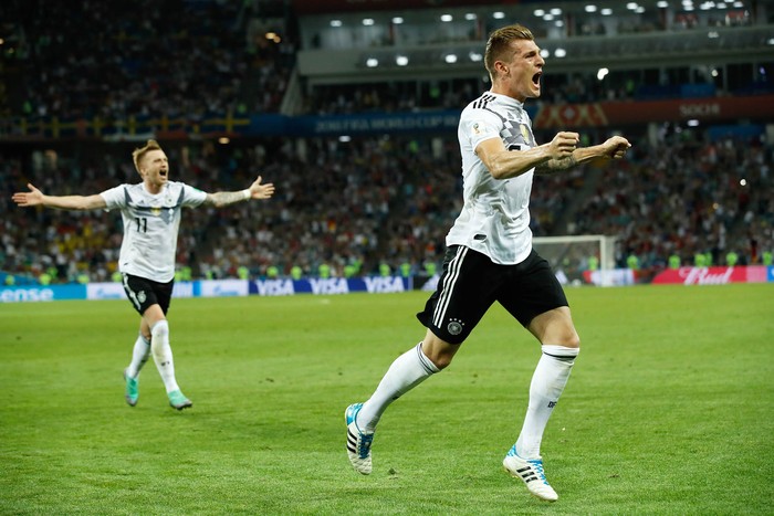 Toni Kroos (d) de Alemania festeja el segundo gol ante Suecia, en el Estadio Fisht (archivo). Foto: Odd Andersen, AFP
